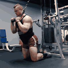 Kneeling cable crunch demonstration